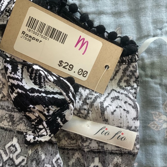 NWT Fio Fio Womens Black White Print M Sleeveless Romper Crochet Trim - Picture 6 of 8
